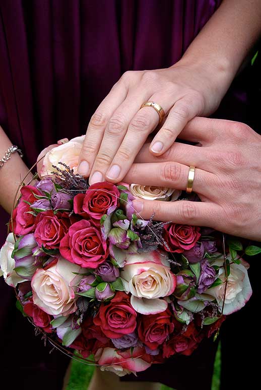 Brautstrauss mit Händen und Ringen