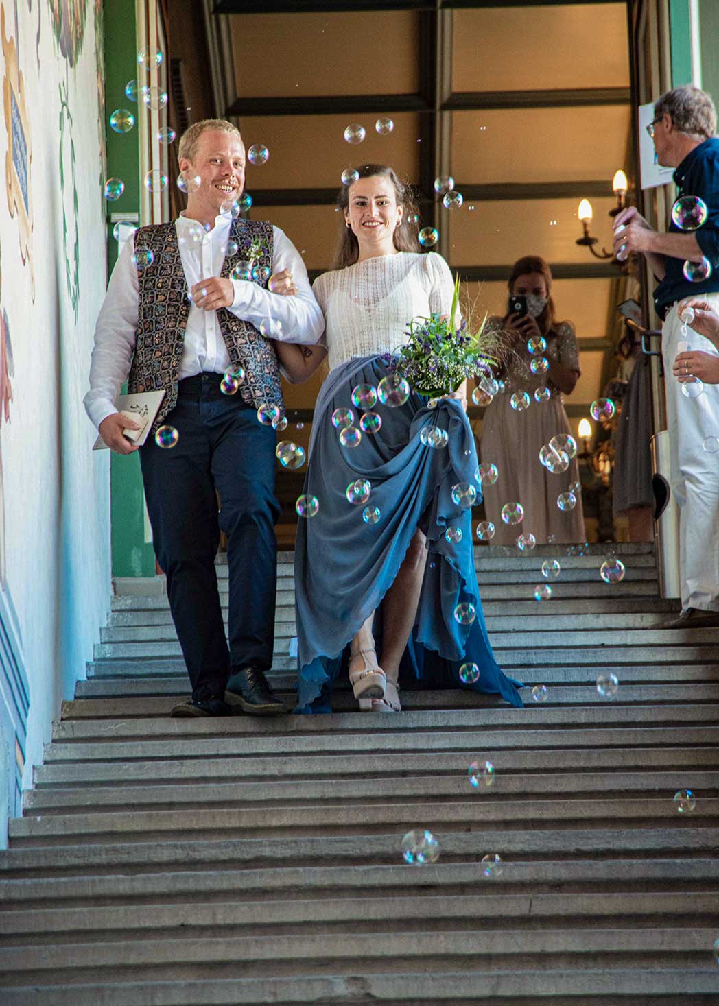 Elke Weiss fotografiert ein Brautpaar in Lindau